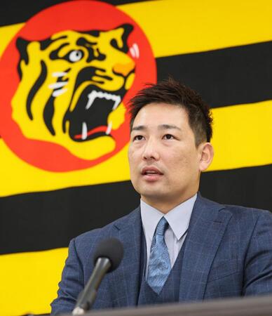 　契約を更改し取材に応じる岩崎優（撮影・立川洋一郎）