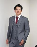 　契約更改後の取材を終えて引き揚げる高寺（撮影・立川洋一郎）