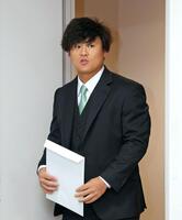 　契約更改を終えて会見へ向かう前川（撮影・立川洋一郎）