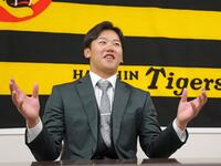 　契約更改後、取材に応じる門別（撮影・立川洋一郎）