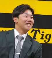 　契約を更改し会見に臨む門別（撮影・立川洋一郎）