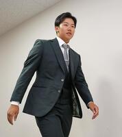 　契約更改を終えて会見へ向かう門別（撮影・立川洋一郎）