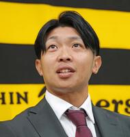 　契約を更改し取材に応じる島田（撮影・立川洋一郎）