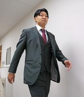 　契約更改を終えて会見へ向かう島田（撮影・立川洋一郎）