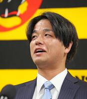 　契約更改を終えて会見する高橋（撮影・立川洋一郎）