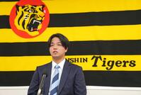 　契約更改を終えて会見する高橋（撮影・立川洋一郎）