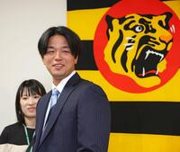 　契約更改を終えて取材に応じる高橋（撮影・立川洋一郎）