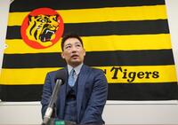 　契約を更改し取材に応じる岩崎（撮影・立川洋一郎）