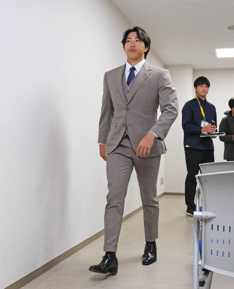 　契約更改後の会見を終えて退出する工藤（撮影・立川洋一郎）