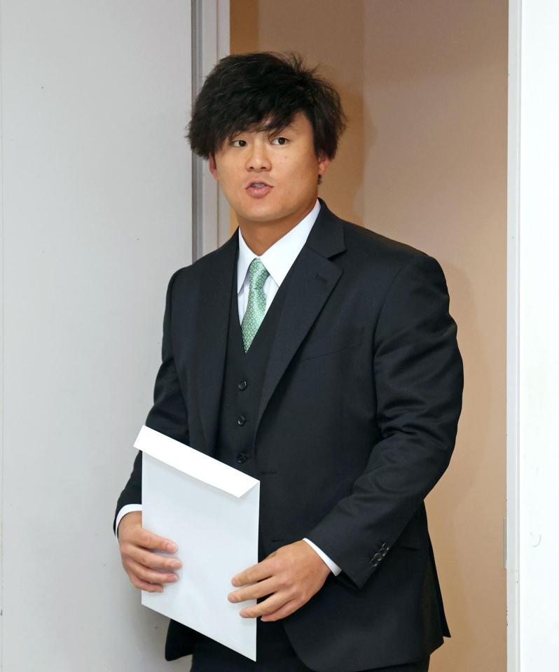 　契約更改を終えて会見へ向かう前川（撮影・立川洋一郎）