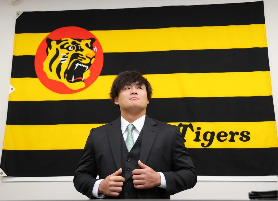 　契約を更改し取材に応じる前川