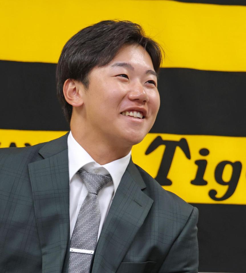 　契約を更改し会見に臨む門別（撮影・立川洋一郎）