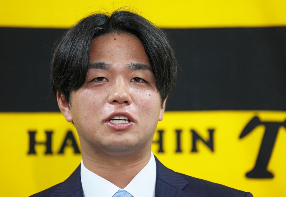 　契約更改を終えて会見する高橋（撮影・立川洋一郎）