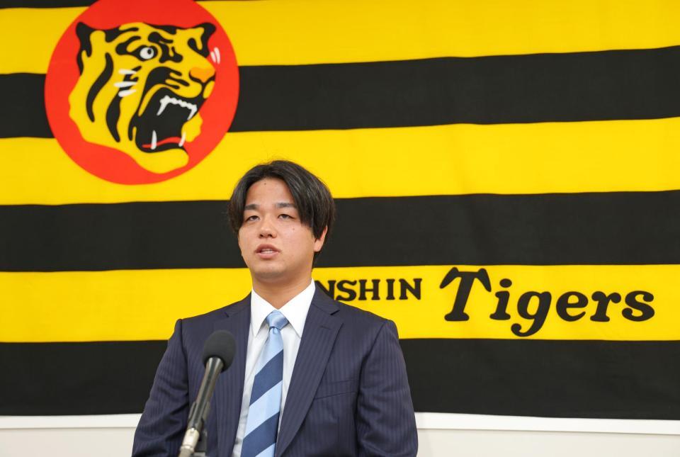 　契約更改を終えて会見する高橋（撮影・立川洋一郎）