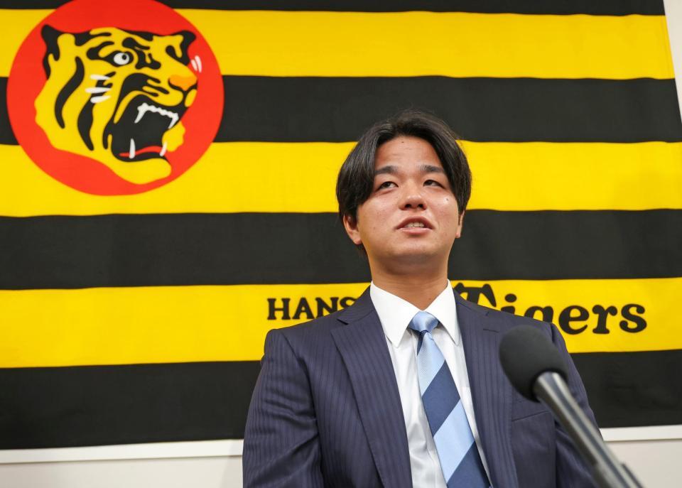 　契約更改を終えて会見する高橋（撮影・立川洋一郎）