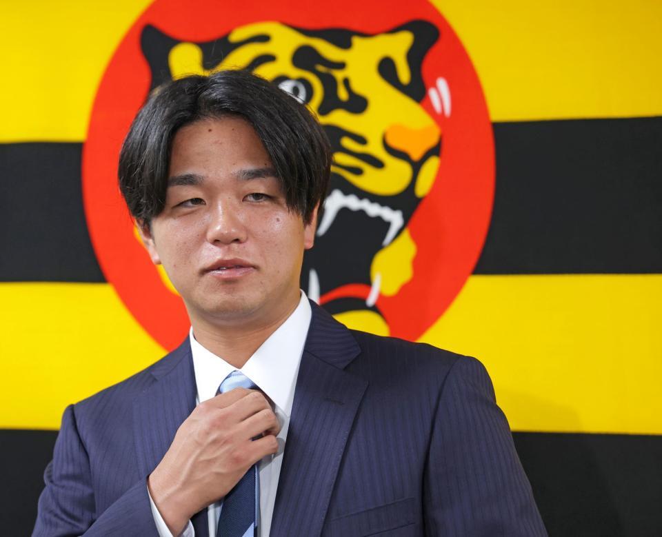 　契約更改を終えて取材に応じる高橋（撮影・立川洋一郎）