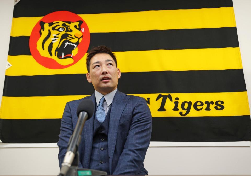 　契約を更改し取材に応じる岩崎（撮影・立川洋一郎）