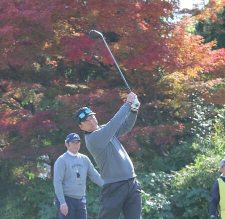 　ティーショットを放つ藤川監督（撮影・北村雅宏）