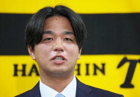 　契約更改を終えて会見する高橋（撮影・立川洋一郎）