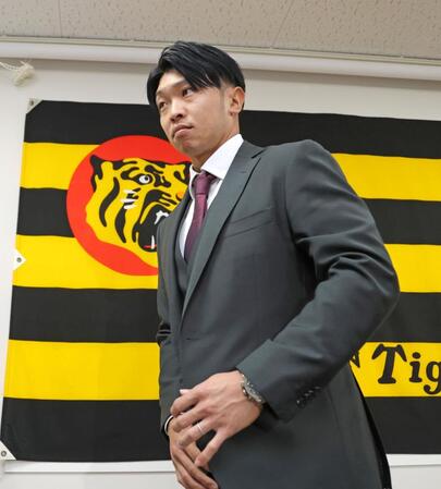 　契約更改後の会見を終えて席を立つ島田（撮影・立川洋一郎）