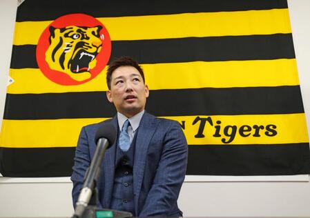 　契約を更改し取材に応じる岩崎（撮影・立川洋一郎）