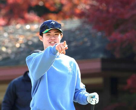 　ティーグラウンドから指をさす中野（撮影・北村雅宏）