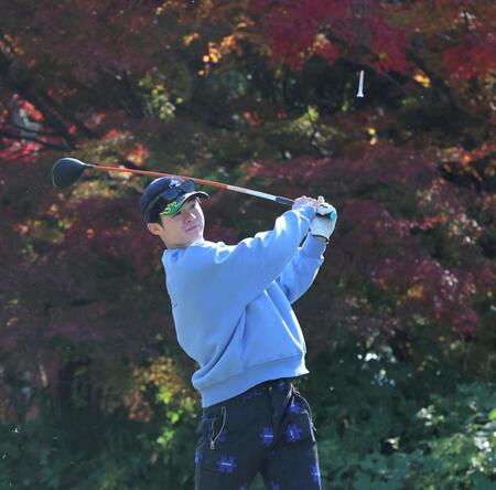 　ティーショットを放つ中野（撮影・北村雅宏）