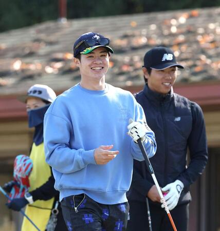 　ラウンド中に笑顔を見せる中野と工藤（右）＝撮影・北村雅宏