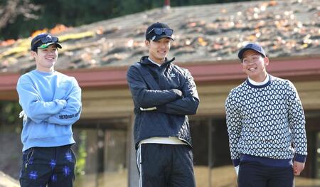 　ティーグラウンドで笑顔を見せる（左から）中野、小幡、伊原（撮影・北村雅宏）