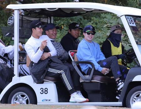 　ラウンド中、和気あいあいの（左から）小幡、伊原、工藤、中野（撮影・北村雅宏）