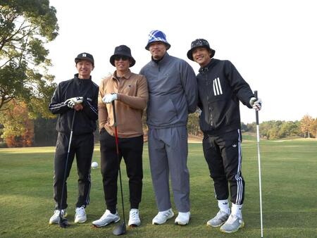 　スタート前、写真に納まる（左から）近本、梅野、佐藤輝、熊谷（撮影・北村雅宏）