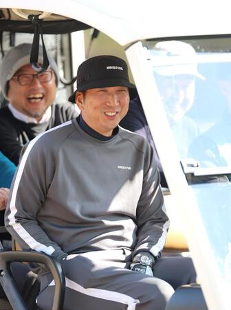 　ラウンド中に笑顔を見せる藤川監督（撮影・北村雅宏）