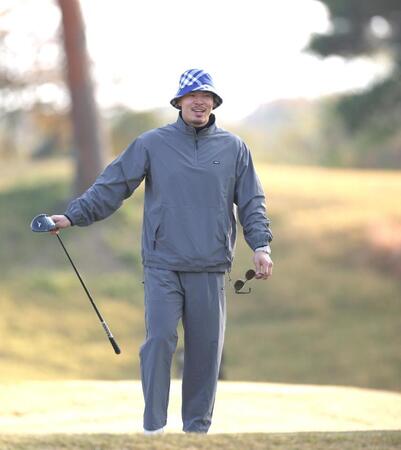 　ラウンド中に笑顔を見せる佐藤輝（撮影・北村雅宏）