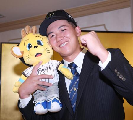 　仮契約交渉を終え“コラッキー”と笑顔のドラフト１位・立石（撮影・金田祐二）