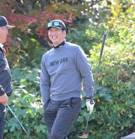　ティーショット前、笑顔を見せる藤川監督（撮影・北村雅宏）