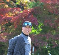 　ティーショット前、笑顔を見せる藤川監督（撮影・北村雅宏）