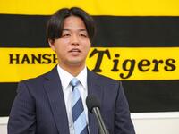 　契約更改を終えて会見する高橋（撮影・立川洋一郎）