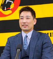 　契約を更改し取材に応じる岩崎（撮影・立川洋一郎）