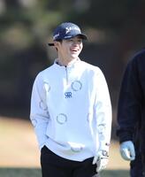 　ラウンド中に笑顔を見せる中野（撮影・北村雅宏）