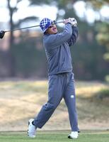 　ティーショットのボールを打ち損じる佐藤輝（撮影・北村雅宏）