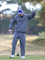 　ティーショットの打ち直しに成功し、拳を握る佐藤輝（撮影・北村雅宏）