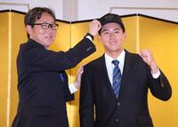 　仮契約交渉を終え吉野スカウトから帽子をかぶらせてもらうドラフト１位・立石（撮影・金田祐二）