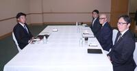 　仮契約交渉に臨むドラフト１位・立石。右手前から吉野スカウト、畑山統括スカウト、東編成ディレクター（撮影・金田祐二）