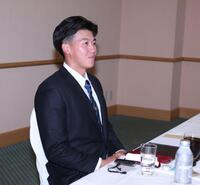　仮契約交渉に臨むドラフト１位・立石（撮影・金田祐二）