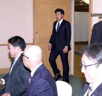 　仮契約交渉に臨むドラフト１位・立石（撮影・金田祐二）