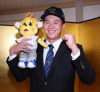 　仮契約交渉を終え“コラッキー”と笑顔のドラフト１位・立石（撮影・金田祐二）