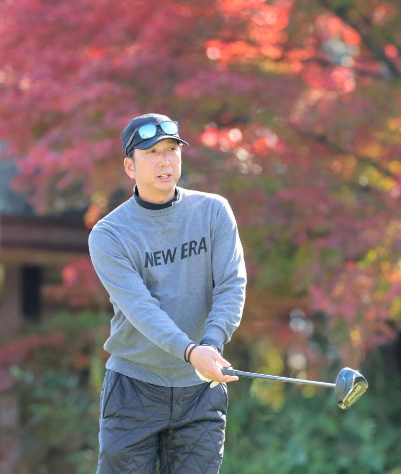 　ティーグラウンドで前方に目をやる藤川監督（撮影・北村雅宏）