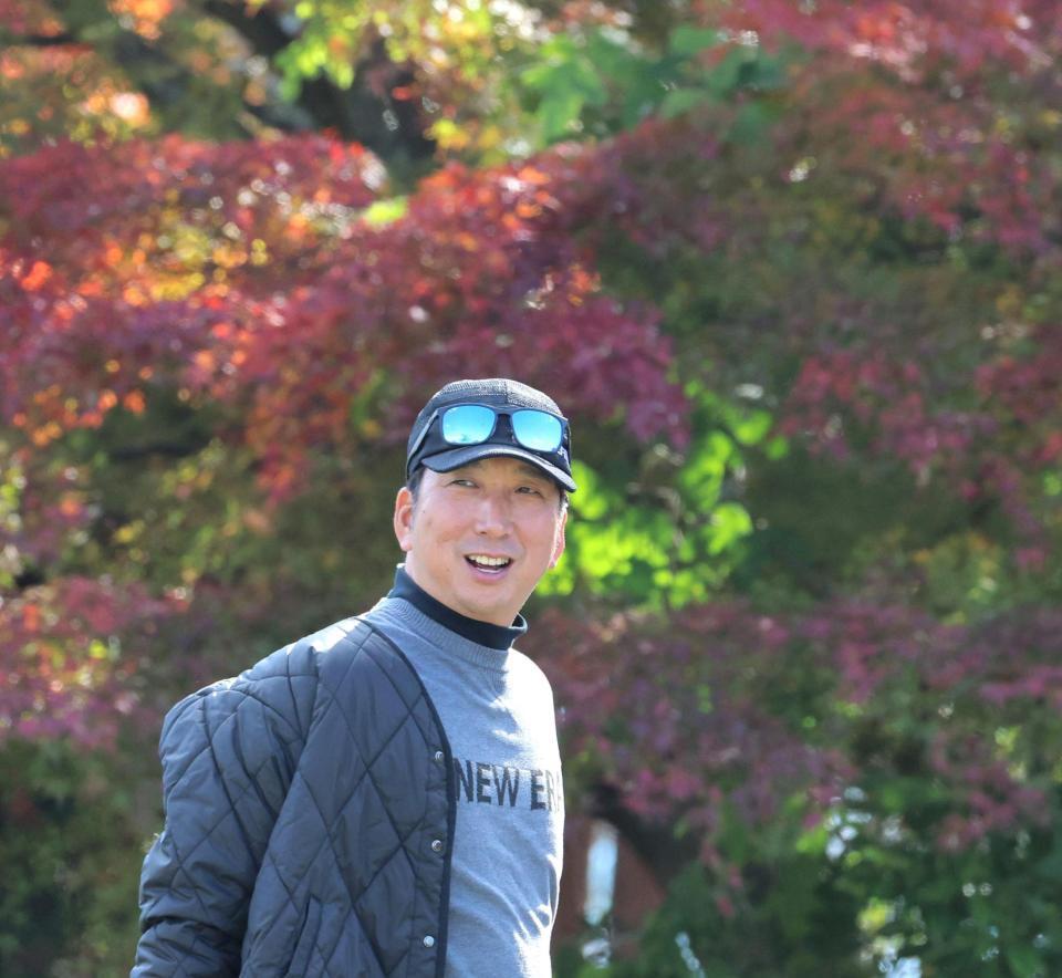 　ティーショット前、笑顔を見せる藤川監督（撮影・北村雅宏）