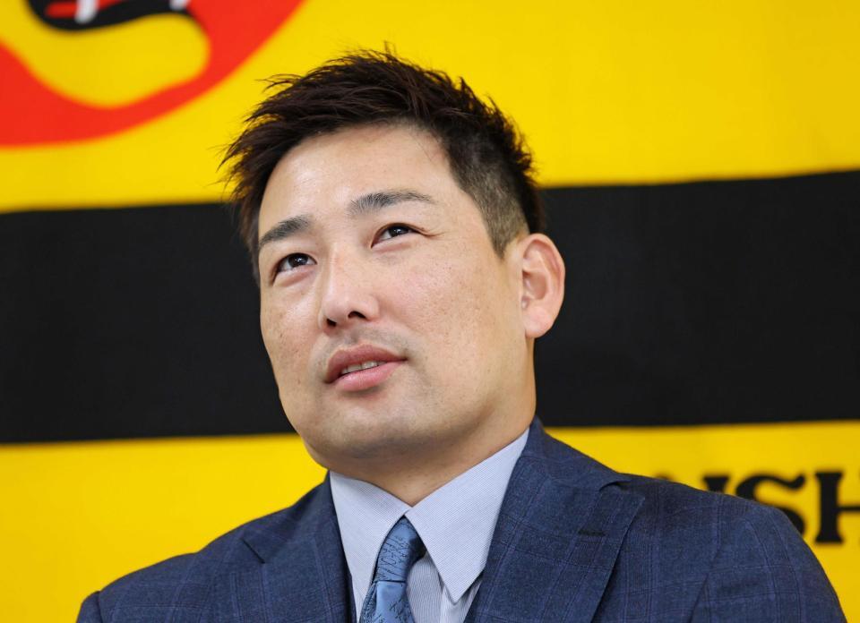 　契約を更改し取材に応じる岩崎