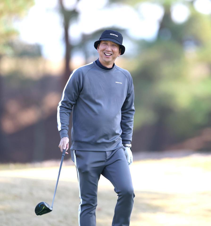 　ラウンド中に笑顔を見せる藤川監督（撮影・北村雅宏）
